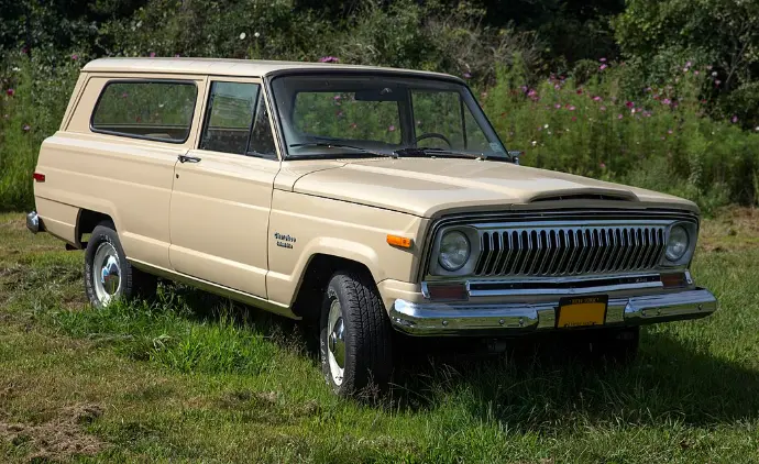 Photo of 1975 Jeep Cherokee, beige, three-door, four-wheel-drive, front right quarter view; Photo Credit:  Mr.choppers, CC BY-SA 3.0, vi Wikimedia Commons
